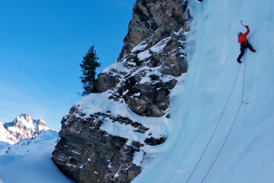 Cascade de glace et en arrière plan le Viso