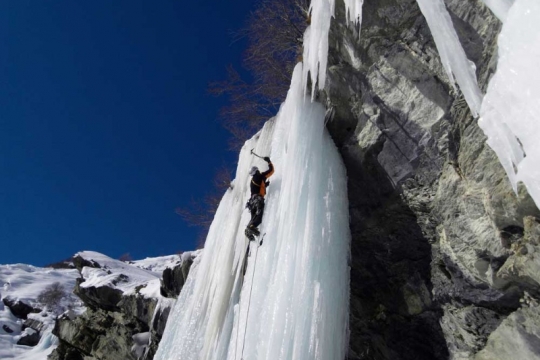 Ice climbing in Fournel