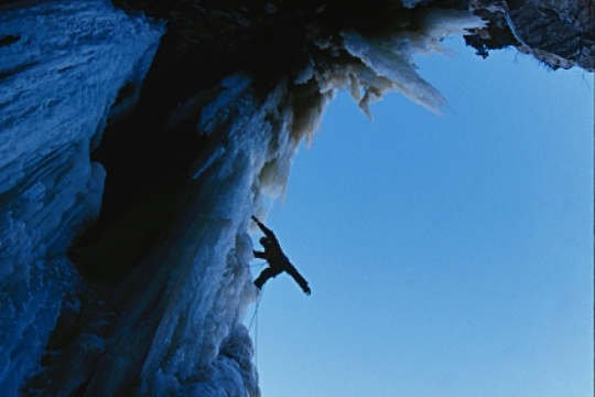 Cascade de glace ombre et lumière