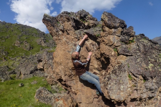 Bloc sur les scories volcaniques au camp de base de l'Elbrouse
