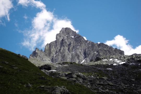 L'arête NE démarre a gauche