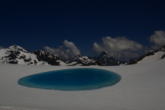 Poche d'eau glacière au col du Mt rouge