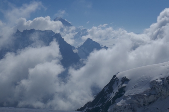 La Dent blanche 4357m sort des nuages