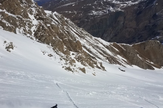 virage splitboard au soleil dans le Queyras