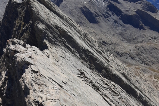 Quelques pas de désescalade sur l'arête de la Taillante