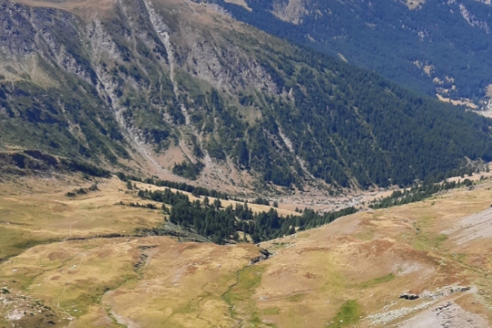 loin au dessus de la vallée